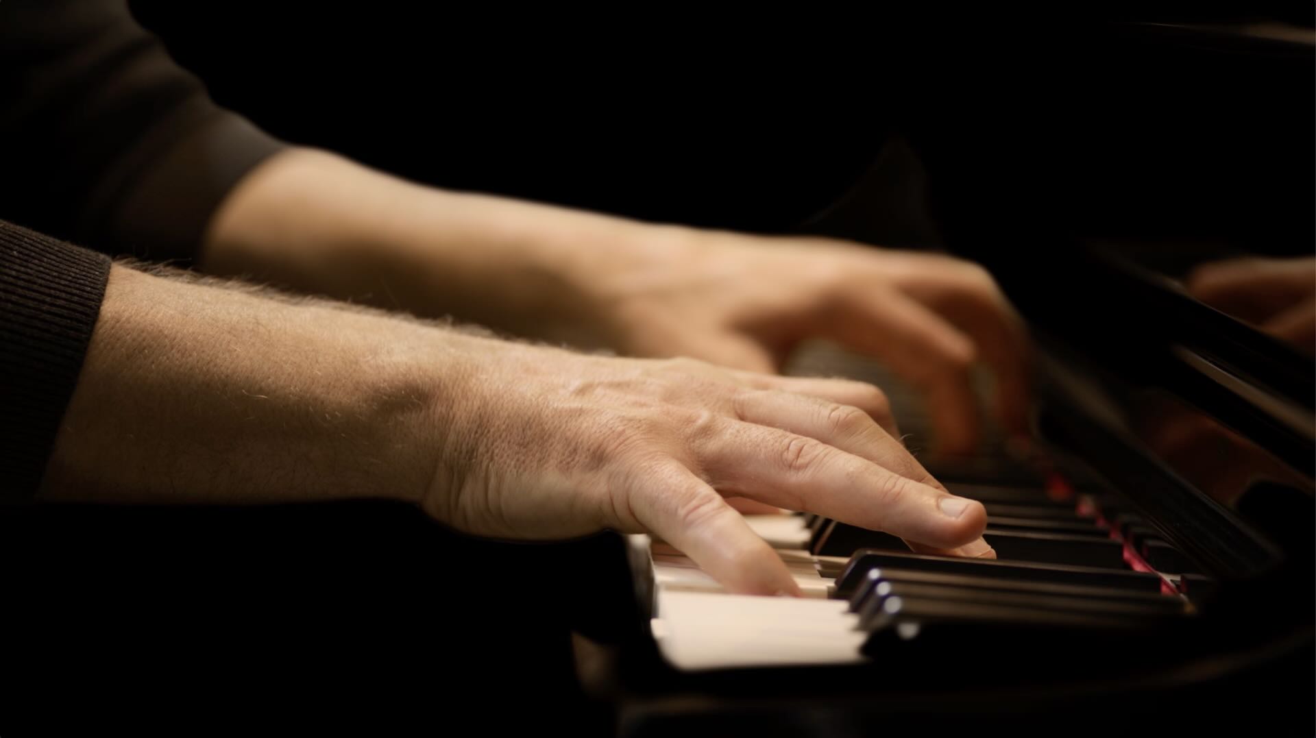 Doblers Hände auf der Klavier-Tastatur